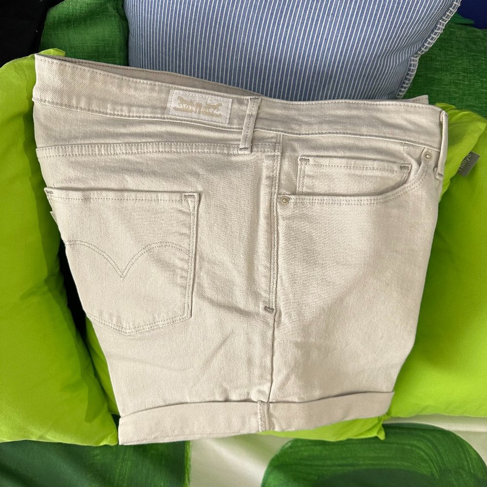 EUC - Women's Levi's Cream Colored 4" Shorts - Size 31